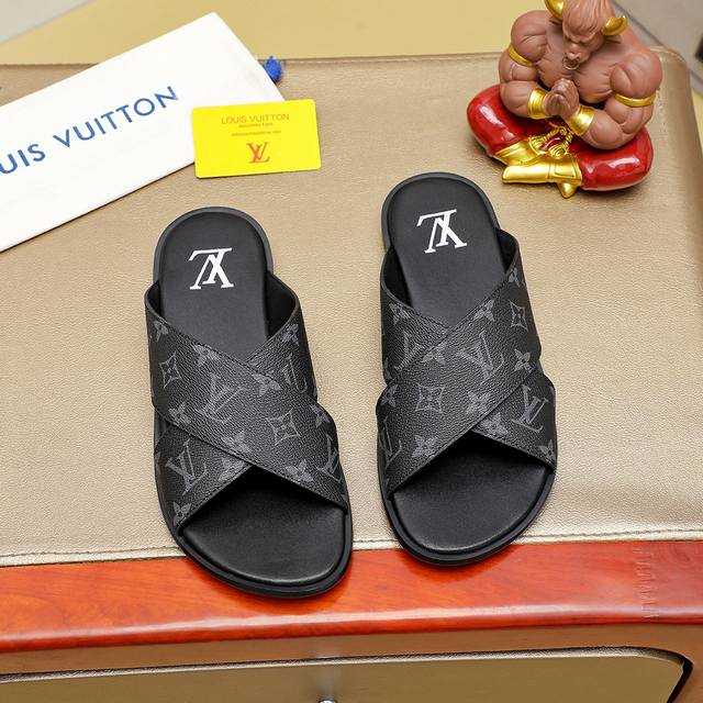 工厂价 ，Loui Vuitto 高端顶级原单拖鞋 Size：38-45。颜色：多色可选！全新系列 进口原版lv， 小牛皮制作 高档舒适 Pu原版两层大底轻盈耐